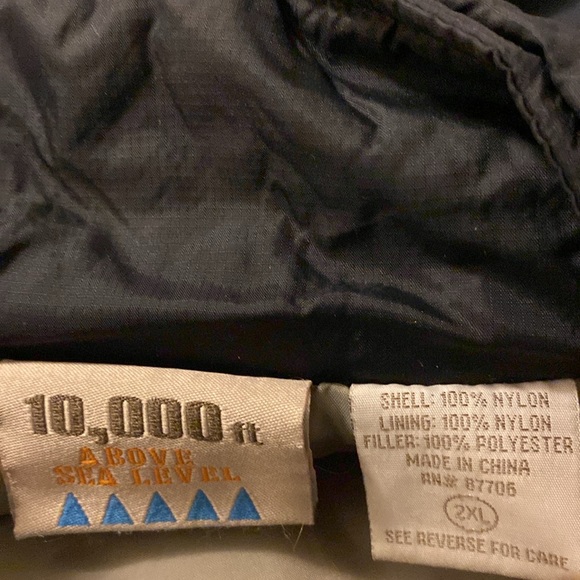 Black puffer jacket, zip front, multi pockets, 2XL. Super warm and lightweight. - Picture 6 of 7